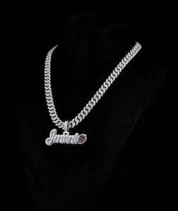 Collar con Colgante de Letra Cursiva Personalizado con Incrustaciones de Circonitas, Chapado en Oro de 18K, Cadena Baguette, Joyería con Nombre Microincrustado de Circonitas - Product Image 1