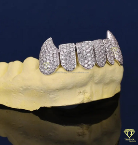 Grillz Personalizados de Plata con Moissanita VVS, Chapados en Oro Blanco, Estilo Fang, Totalmente Cubiertos de Piedras, Kit de Moldeo Gratuito, Regalo para Él - Product Image 2