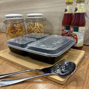 กล่องอาหารแบบใช้แล้วทิ้งรูปทรงสี่เหลี่ยมผืนผ้า ผลิตจากพลาสติก PP เกรดอาหาร เป็นมิตรต่อสิ่งแวดล้อม มาตรฐานอเมริกัน สำหรับใส่อาหารกลับบ้าน 3 ช่อง เหมาะสำหรับงานเลี้ยง - Product Image 4