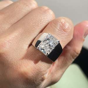 Anillo de Compromiso Geométrico Unisex con Moissanita Corte Princesa, Chapado en Oro Amarillo Romántico sobre Plata 925 con Engaste de Bisel - Product Image 4