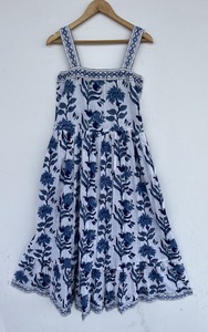 Vestido de Verano Azul Floral de Algodón para Mujer, Sin Mangas, con Tirantes y Volantes, Venta al Por Mayor - Product Image 4
