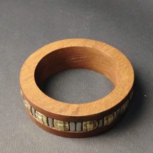 Brazalete de madera de perfil ancho con incrustaciones metálicas detalladas - Joyería de madera tallada a mano de estilo étnico tribal - Product Image 2