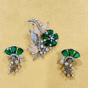 Parure de bijoux de mariage tendance vintage en laiton plaqué or rose et noir, avec pendentif médaillon victorien vert émeraude et boucles d'oreilles - Product Image 1