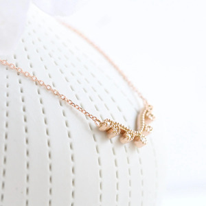 Collar con Colgante Floral en Oro Rosa y Barra de Diamantes Cultivados en Laboratorio - Product Image 4