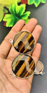 Pendentif artisanal en cristal dynamique œil de tigre et agate, style Feng Shui, thème amour, décoration intérieure, artisanat sculpté, Gujarat - Product Image 3
