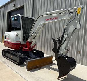 Mini-excavatrice Takeuchi TB216, moteur diesel Perkins, hydraulique auxiliaire, attache rapide pour godet, efficace et prête à l'emploi - Product Image 5