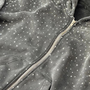 Sweat à capuche zippé personnalisé pour homme, en molleton épais, style streetwear, orné de strass thermocollés et de logo, 100% coton - Product Image 5