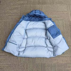 Doudoune à capuche colorblock bleu et blanc avec cagoule amovible pour l'hiver et les activités de plein air – Vente en gros personnalisée - Product Image 1