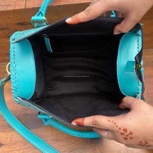 Nouveauté Sacs de voyage personnalisés à grande capacité en cuir usiné à la main avec motif floral Sac de voyage tendance à fermeture éclair pour week-end - Product Image 6