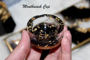 ชุดอุปกรณ์ห้องน้ำเรซิ่นทำมือรักษ์โลก พร้อมถาดสีดำและสีทองลายเพ้นท์มือ ที่วางแปรงและแก้ว - Product Image 5