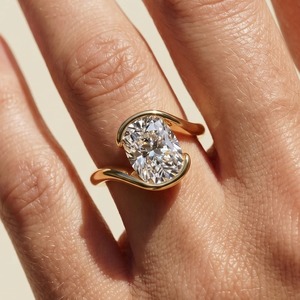 Anillo de compromiso solitario moderno con diamante de corte cojín alargado cultivado en laboratorio, de oro de 14 quilates, para mujer - Product Image 5