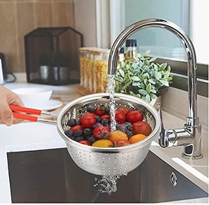 Passoire en acier inoxydable perforée avec long manche rouge, tamis pour pâtes, nouilles et spaghetti de cuisine - Product Image 3