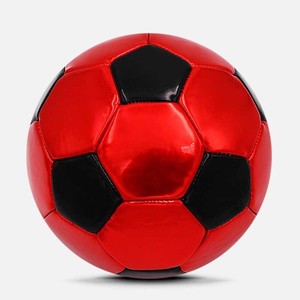 Ballon de football écologique léger, rayures vertes et rouges, design à panneaux blancs, durable, pour usage sportif extérieur, entraînement et matchs - Product Image 3
