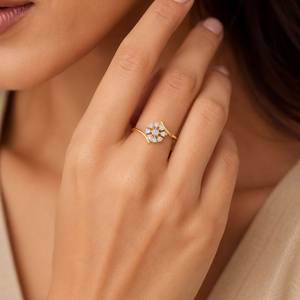 Anillo de Diamantes con Racimo de Flores en Oro Amarillo con Engaste Pavé, Anillo de Compromiso Romántico para Mujer - Product Image 1