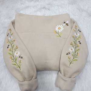 Sweat à capuche brodé Abeille et Marguerite, Sweat-shirt à manches Abeille, Pull Fleurs Sauvages Botaniques, Cadeau Cottagecore pour Amoureux de la Nature, Citation - Product Image 3