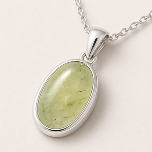 Collier pendentif ovale en prehnite vert pâle avec sertissage en argent sterling 925 et inclusions naturelles - Product Image 2