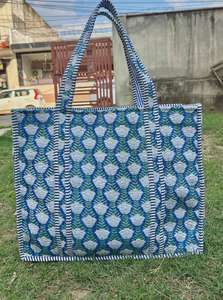 Bolsa de Mano Grande Reversible Personalizada, Acolchada, de Algodón, con Estampado Floral Blanco y Gris, para el Día de San Valentín - Product Image 5