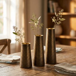 Ensemble de 3 vases en fonte faits à la main, 12 cm, finition laiton antique, ensemble de vases martelés gradués pour la décoration intérieure, les hôtels et les mariages - Product Image 2