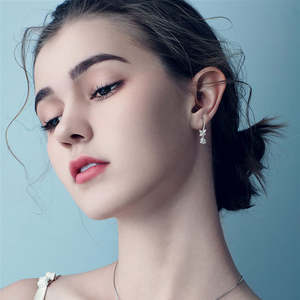 Pendientes de Plata de Ley 925 con Moissanita en Forma de Mariposa y Trébol de Cuatro Hojas, Corte Brillante Redondo de 5mm, Joyería para Mujer - Product Image 4