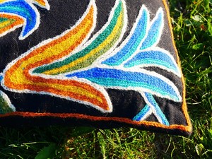 Funda de cojín bordada a mano Kashmiri Magic: Funda de cojín bordada a mano para decoración del hogar estilo boho - Funda de cojín hecha a mano en India. - Product Image 3