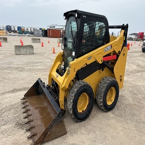 Chargeuse compacte sur chenilles CAT 242D3, machine robuste et puissante conçue pour les chantiers de construction, offrant des performances élevées. - Product Image 4