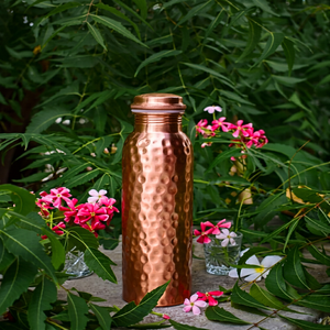 Botella de Agua de Cobre Martillado Moderna SOFIYA CRAFT con Tapa, Reutilizable, Portátil, para Viajes, de Uttar Pradesh - Product Image 1