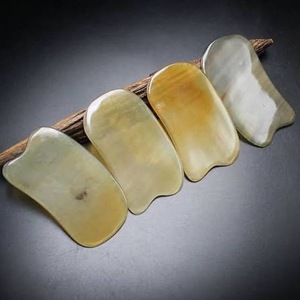 Tabla de Masaje Facial Ovalada de Cuerno de Búfalo Ecológica de ILAHI, Acabado Pulido, Diseño Rústico de Animal, Uttar Pradesh - Product Image 3