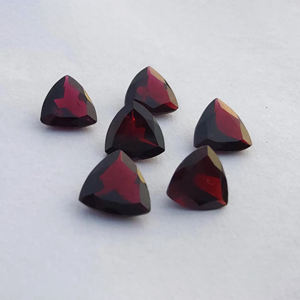 Pierre précieuse grenat de qualité AAA+ à facettes, taille triligne, pierre calibrée en vrac pour la fabrication de bijoux - Product Image 3