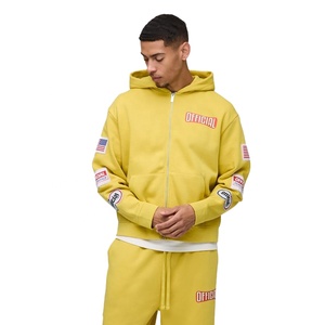 Ensemble de survêtement jaune personnalisé pour homme avec sweat à capuche zippé et pantalon, coupe ample, style streetwear, en coton respirant, idéal pour l'automne - Product Image 3
