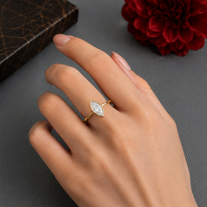 Bague de fiançailles solitaire en or jaune 18 carats plaqué avec diamant taille marquise et moissanite - Product Image 4