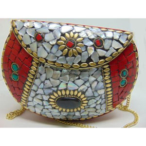 Sac à main en résine et incrustations de vadrouille fait main avec incrustation de perles et sangle de chaîne pour les occasions de mariage des femmes - Product Image 1