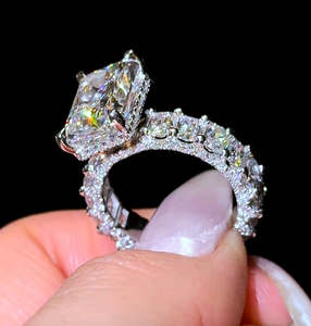 Anillo de Compromiso de Plata 925 con Banda de Moissanita Completa, Diseño de Lujo con Corte Radiante, Diseño Personalizado - Product Image 1