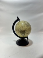 Globe terrestre moderne en or avec support en aluminium, rotatif, fait main, éducatif, décoration de table, accent de bureau ou d'étude, objet artisanal