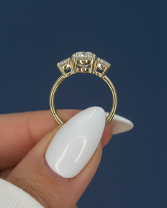 Anillo de compromiso personalizado al por mayor con tres diamantes ovalados cultivados en laboratorio de 3.50 quilates, oro amarillo de 14K, VVS2, certificado IGI, con baño de rodio - Product Image 3