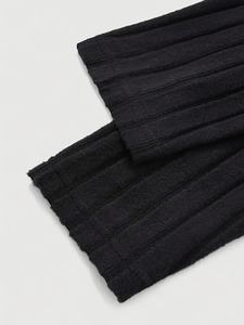 Pull en maille côtelée noir pour homme, col rond, manches longues, coupe ajustée, extensible et doux, idéal pour l'hiver - Product Image 5