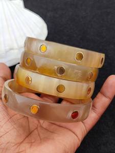 Bracelets en corne de buffle naturelle polie, écologiques, avec incrustation de résine ambrée, faits à la main, ensemble de bracelets en corne. - Product Image 4