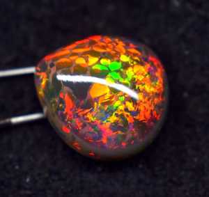 Opale d'Éthiopie noire véritable, cabochon, conçue pour un jeu de couleurs intense, base foncée et un attrait de pierre précieuse rare. - Product Image 2