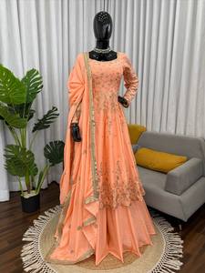 Traje Sharara de Seda Color Durazno con Bordado Zari, Conjunto Anarkali para Bodas y Fiestas, Estilo Bollywood Indio-Pakistaní - Product Image 1