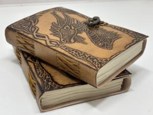 Carnets en cuir à thème dragon gaufré, d'inspiration artisanale rustique, idéaux pour la rédaction de journaux, les cadeaux et les amateurs de fantasy. - Product Image 3