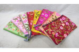 Ensemble de pochettes zippées en tissu brodé floral fait main, aux motifs multicolores vibrants inspirés de l'art traditionnel indien - Product Image 2
