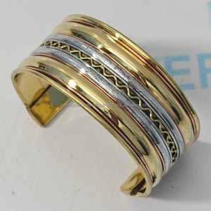 Brazalete Abierto Ajustable de Latón y Cobre Hecho a Mano, Moderno y Ecológico, para Mujer, Regalo de Bautizo o Aniversario - Product Image 5