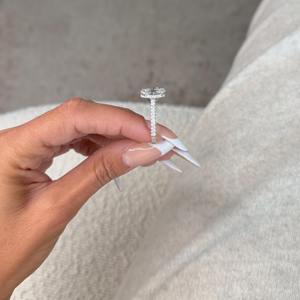 Anillo de compromiso de diamante cultivado en laboratorio de 4.50 quilates con corte ovalado, halo oculto tipo catedral, pavé, para fiesta de bodas, certificado, oro blanco de 9K - Product Image 1