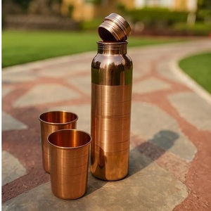 Ensemble gourde et gobelets en cuivre pur durable, avec finition élégante à lignes horizontales segmentées - Product Image 1