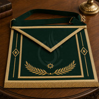 Tablier de maître maçon classique avec broderie élégante, tissu doux et coutures soignées, idéal pour les cérémonies formelles, les réunions et les événements spéciaux