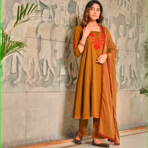 ชุดคุรตะผ้าฝ้ายอานาร์กาลีสีน้ำตาลคาราเมลประดับด้วยงานปัก พร้อมผ้าคลุมไหล่ - Product Image 1