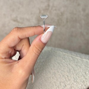 Anillo de Compromiso con Diamante Cultivado en Laboratorio, Corte Esmeralda de 3 Quilates, Oro Blanco de 14k, Solitario con Halo Oculto, Certificado IGI - Product Image 4