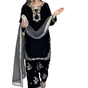 Ensemble de soirée de créateur en satin de verre pur, comprenant un haut et un pantalon palazzo avec dupatta, orné de broderies, de sequins et de motifs de rivets et de perles, style Kameez. - Product Image 1