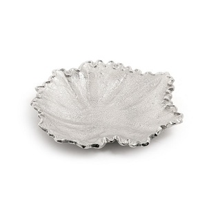 Plateau en forme de feuille en aluminium couleur argent de qualité supérieure, taille personnalisée, plateau de service en forme de feuille pour l'utilisation en hôtellerie - Product Image 1