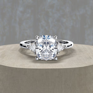 Bague de fiançailles vintage personnalisée à trois pierres, 2 carats, coupe coussin, pierre latérale en forme de poire, moissanite VVS, argent sterling 925, pour femme - Product Image 1