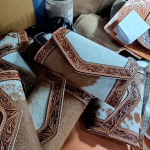 Cartera de Cuero de Vaca Repujada a Mano Estilo Bohemio de Otoño con Borla para Mujer y Hombre - Product Image 4